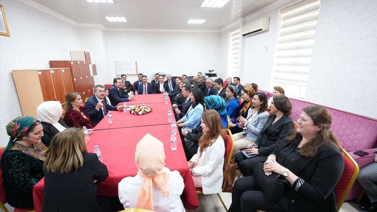 Bakan Tekin, Türkmenistan'daki Türkmen-Türk Okulunu Ziyaret Etti