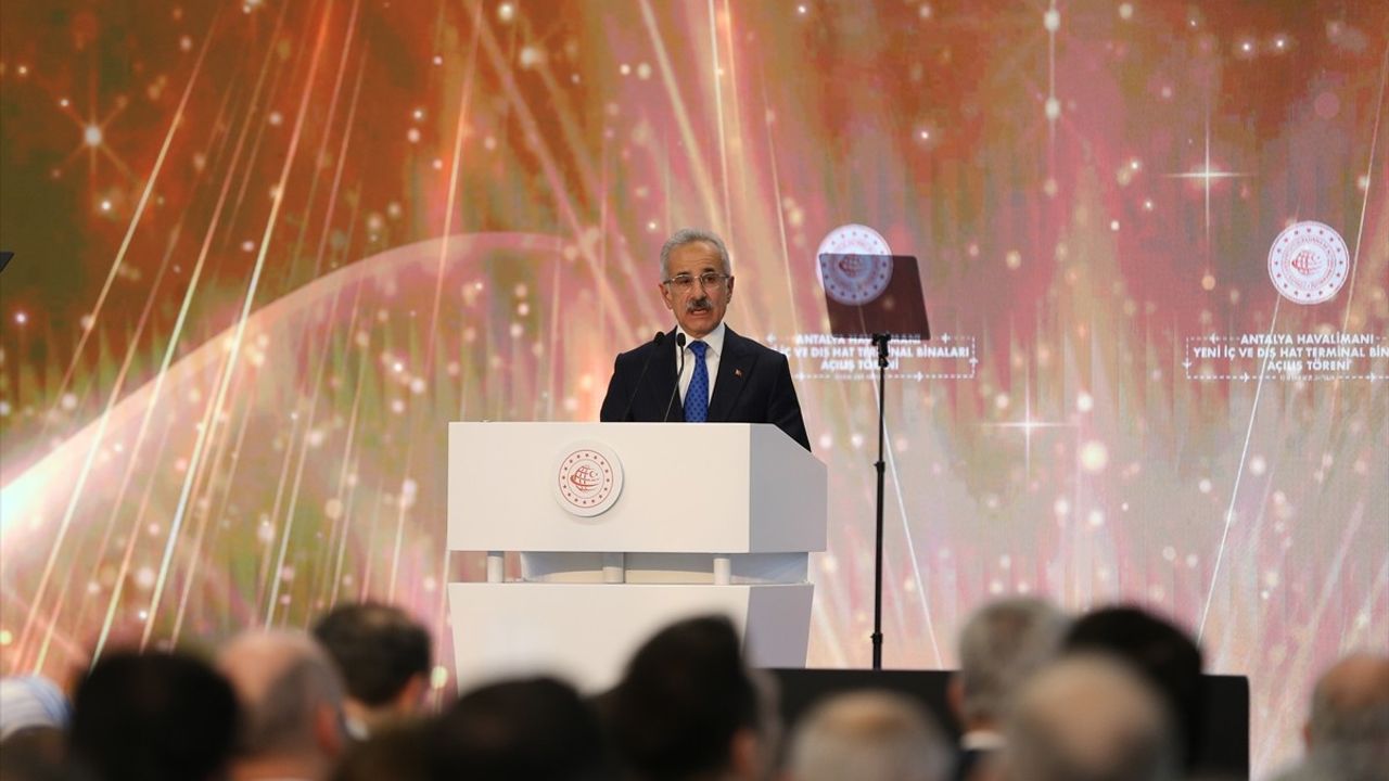 Bakan Uraloğlu, Antalya Havalimanı Yeni Terminalinin Kapılarını Açtı