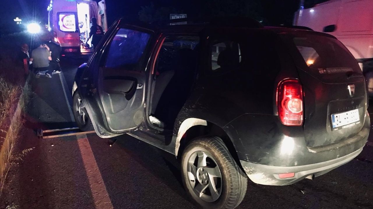 Balıkesir'de Otomobil Traktöre Çarptı: 1 Ölü, 2 Yaralı