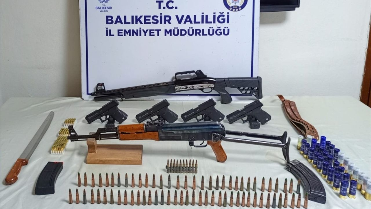 Balıkesir'de Silah Kaçakçılığı Operasyonu: Uzun Namlulu Tüfek ve Tabanca Ele Geçirildi