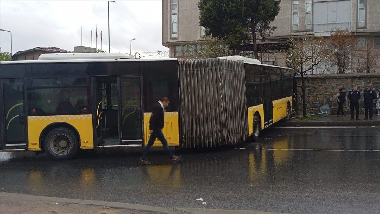 Başakşehir'de İETT Otobüsü Duvara Çarptı, 5 Yaralı
