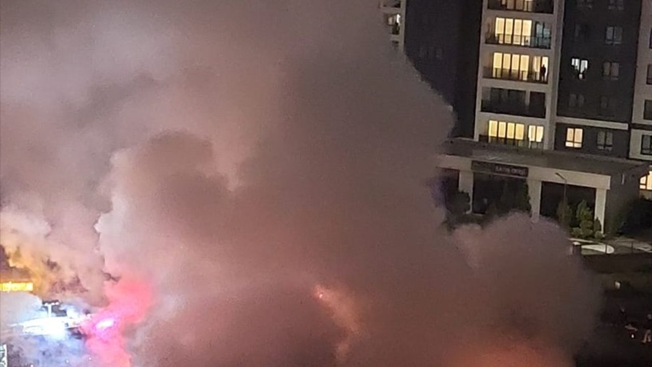 Başakşehir'de Tır Garajındaki Yangın Kontrol Altına Alındı