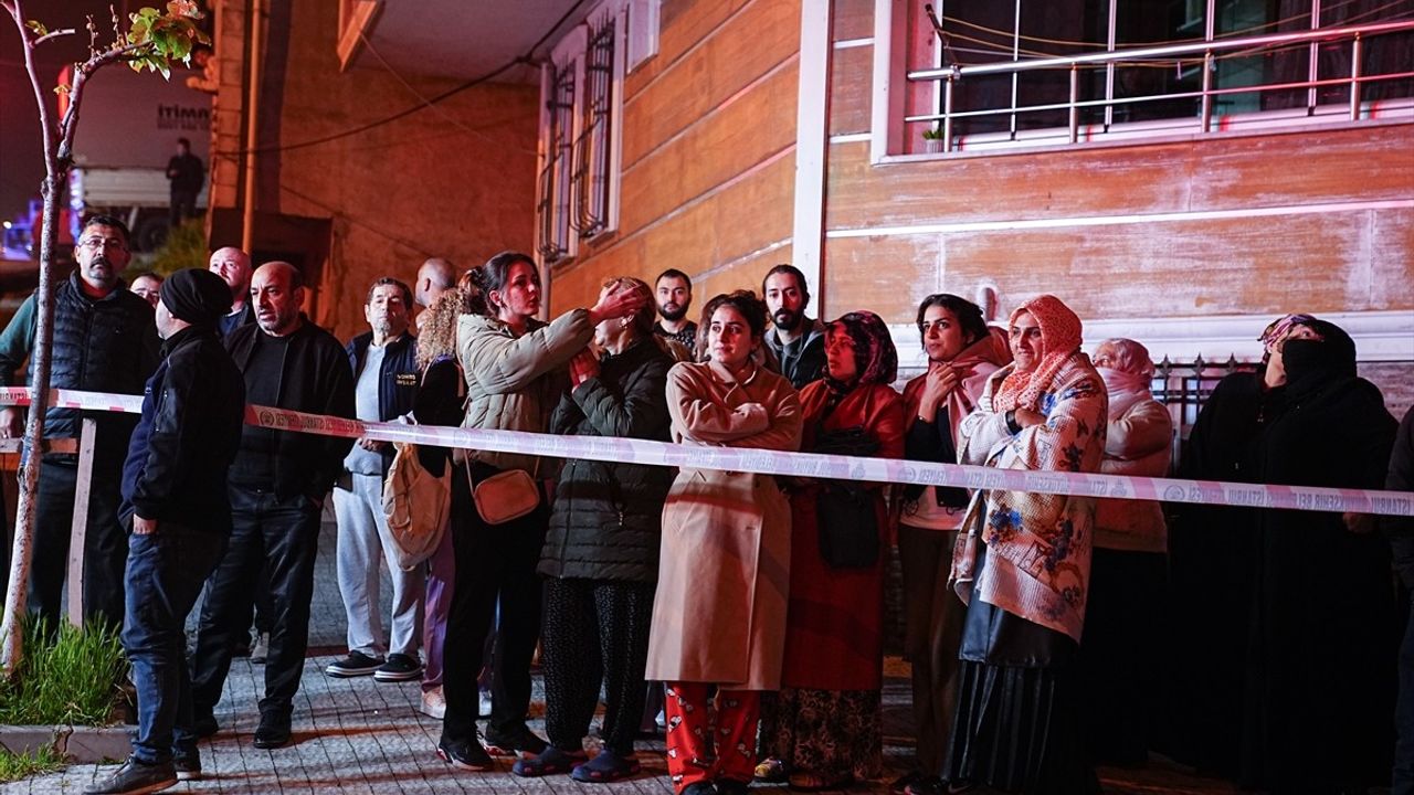 Başakşehir'deki Yangın Kontrol Altına Alındı: İş Merkezi ve Apartmana Zarar Verdi