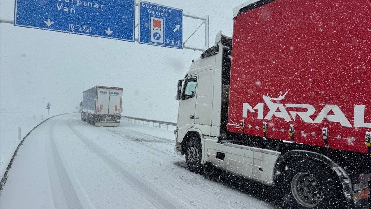 Başkale'de Kar Yağışı Araçları Yolda Bıraktı