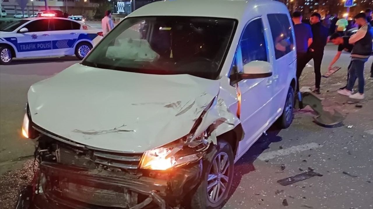 Batman'da Otomobil ile Hafif Ticari Araç Çarpıştı: 7 Yaralı