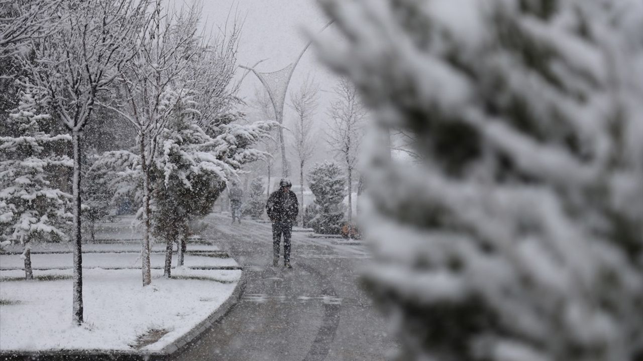 Bayburt'ta Kar Yağışı Hayatı Olumsuz Etkiliyor