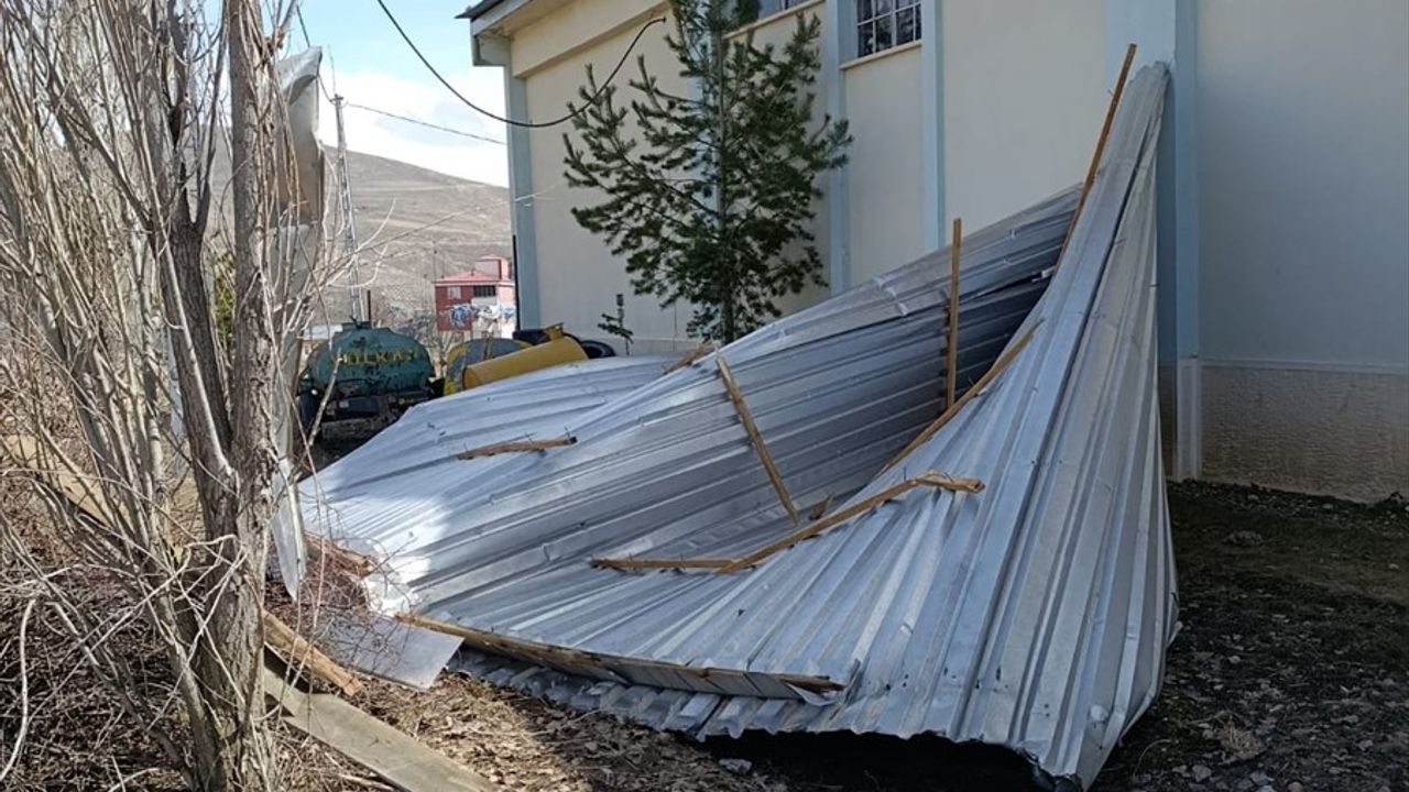 Bayburt'ta Kuvvetli Rüzgar Can ve Mal Güvenliğini Tehdit Ediyor