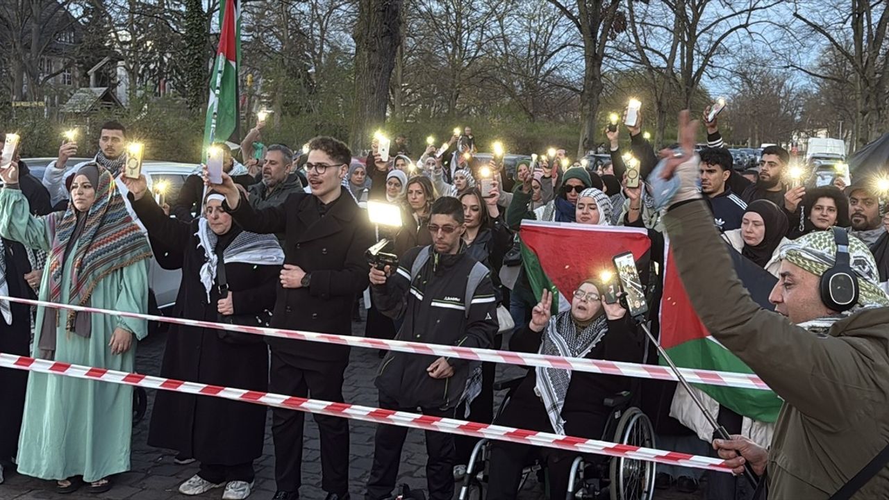 Berlin'de Filistin'e Destek Gösterisi: İsrail Büyükelçiliği Önünde Protesto
