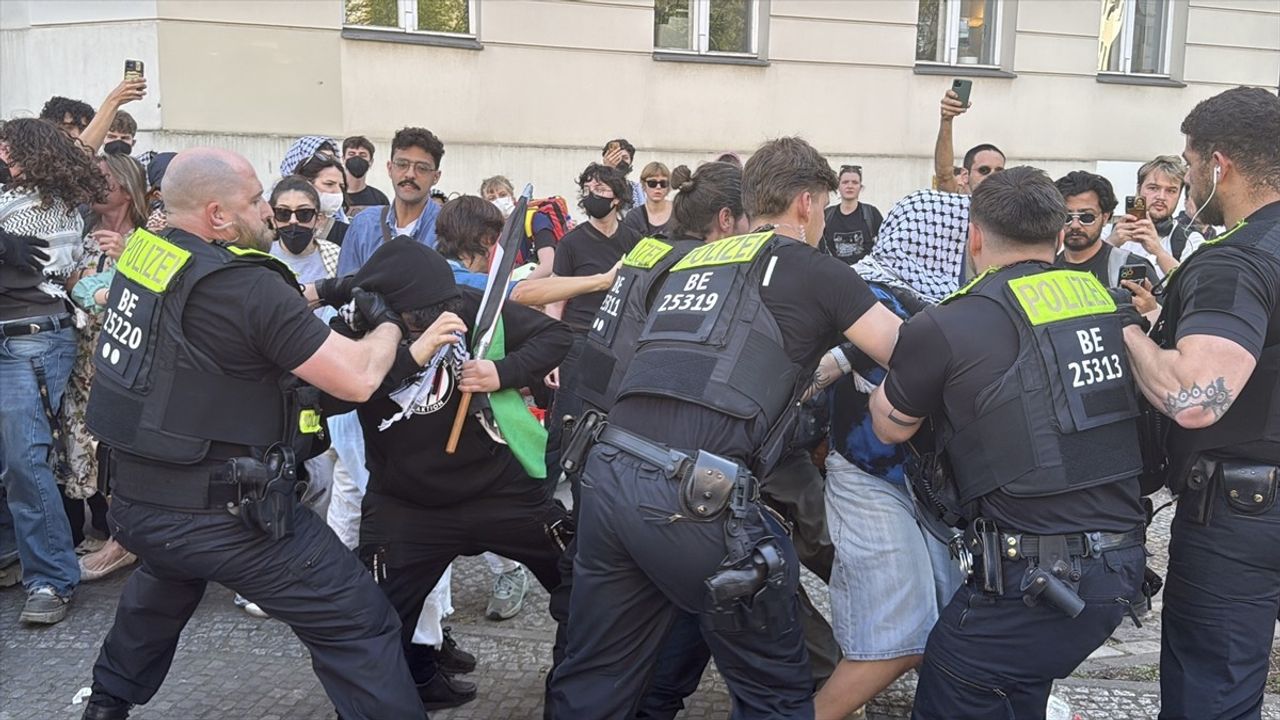 Berlin'de Humboldt Üniversitesinde Filistin'e Destek Gösterisi