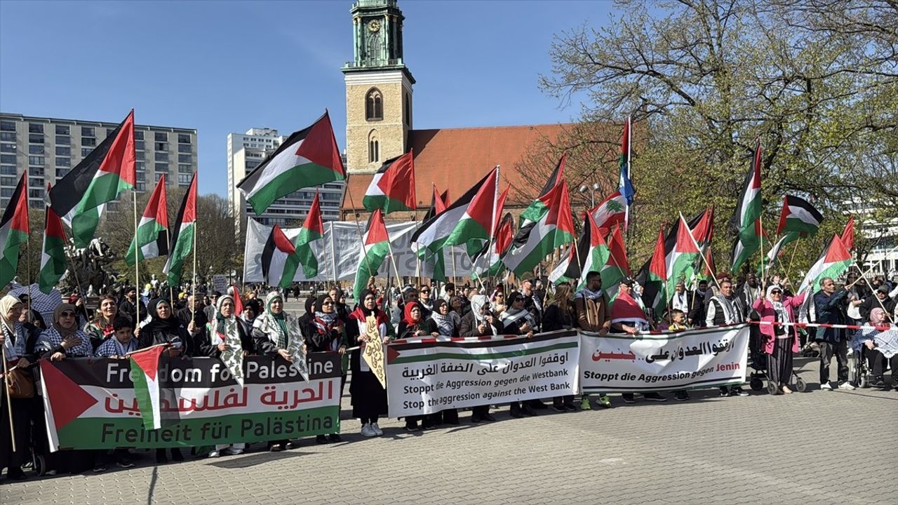 Berlin'de İsrail'in Gazze ve Batı Şeria'ya Saldırıları Protesto Edildi