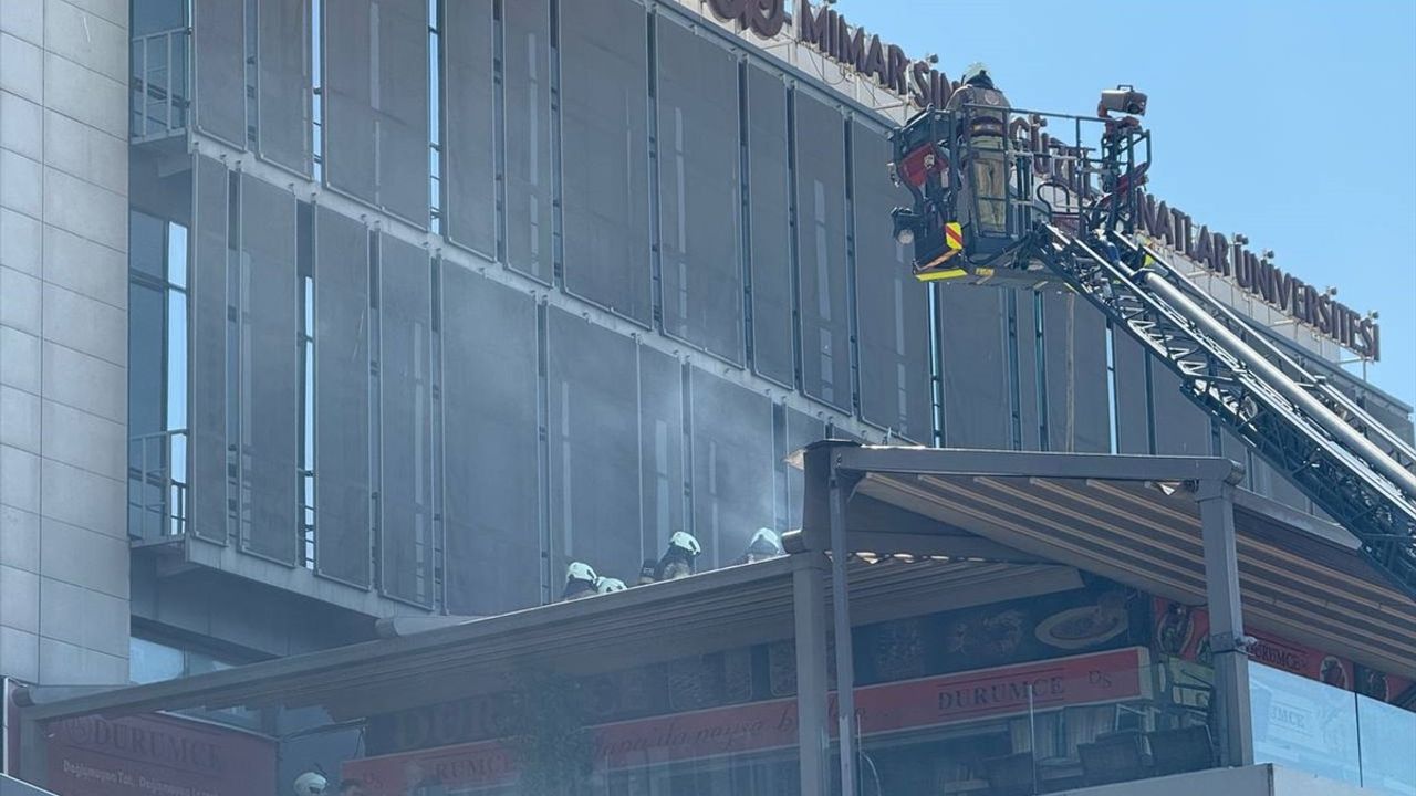 Beşiktaş'taki Kafede Yangın Kontrol Altına Alındı
