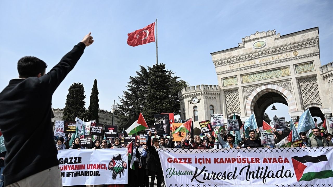Beyazıt Meydanı'nda Üniversite Öğrencilerinden Gazze'ye Destek Eylemi