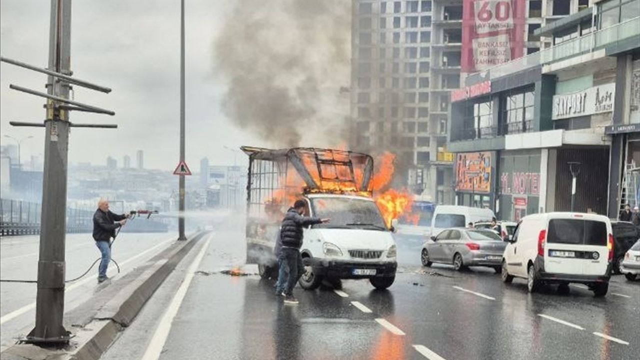 Beylikdüzü'nde Yanan Kamyonette Hasar Oluştu
