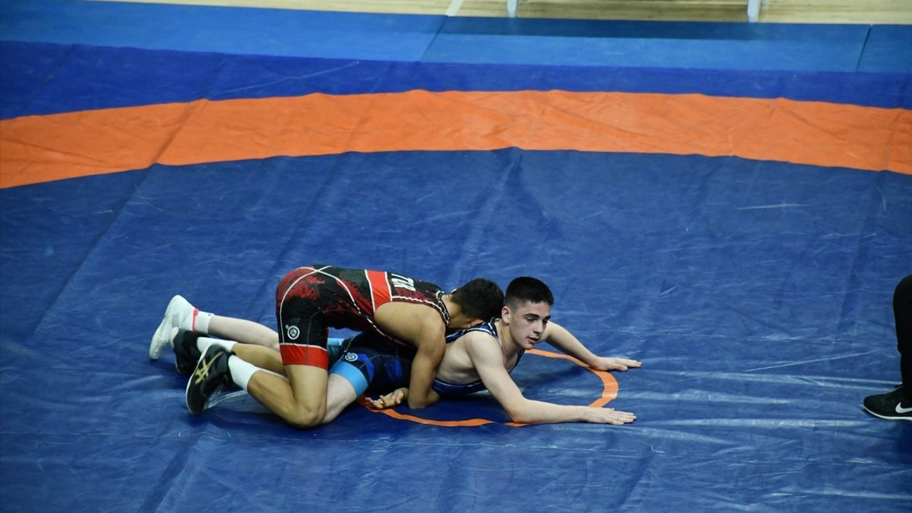 Bilecik'te 15 Yaş Altı Türkiye Güreş Grup Müsabakaları Devam Ediyor