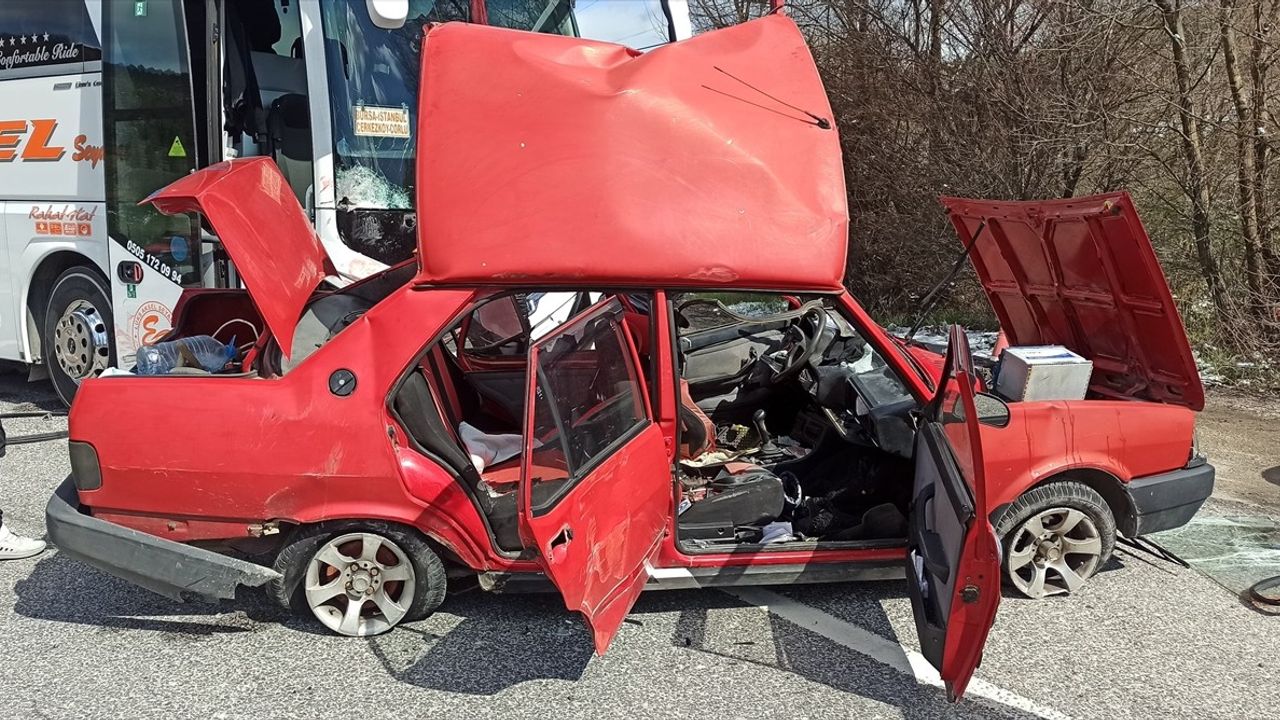Bilecik'te Otomobil ve Yolcu Otobüsü Çarpıştı: 1 Ölü, 1 Yaralı
