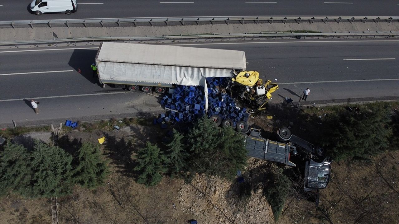 Bilecik'te Tır Kazası: Sürücüler Yaralandı