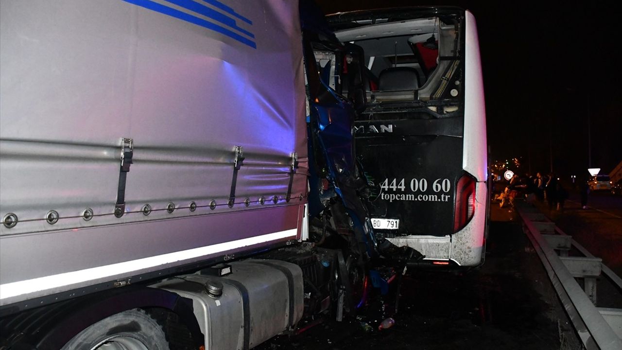 Bilecik'te Tırın Tur Otobüsüne Çarpması Sonucu 13 Yaralı