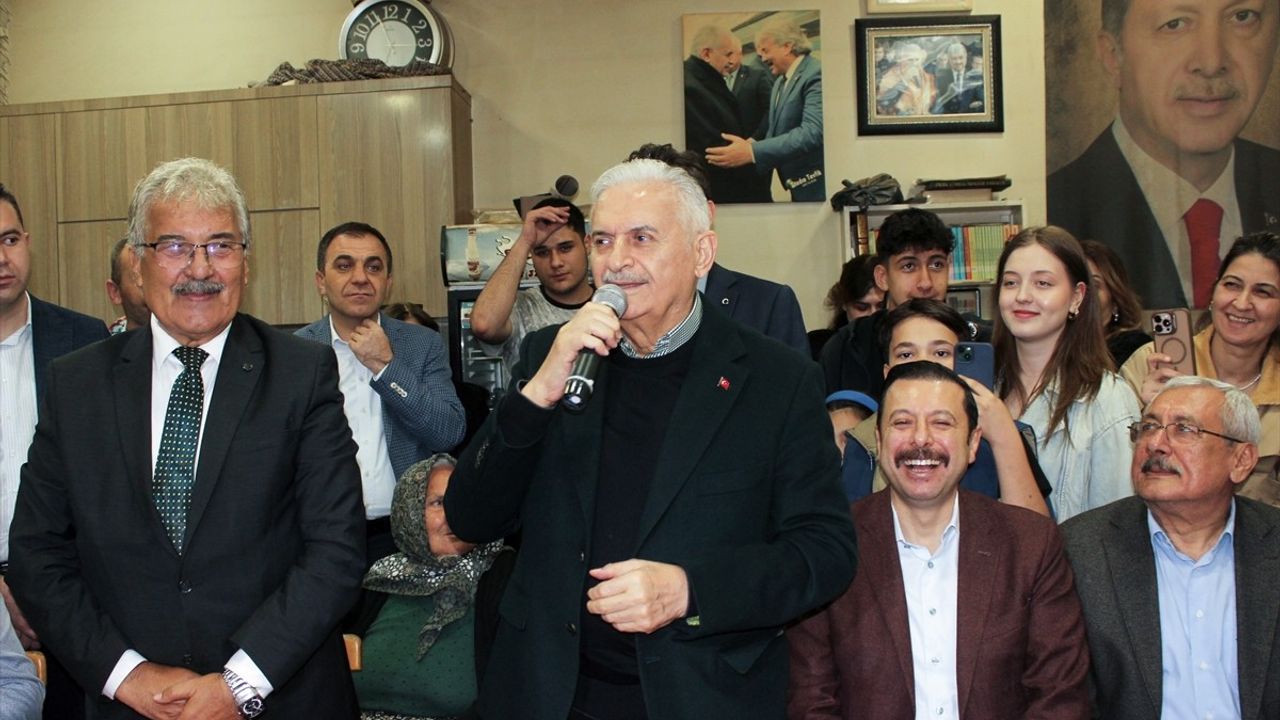 Binali Yıldırım, İzmir'de Vatandaşlarla Bayramlaştı