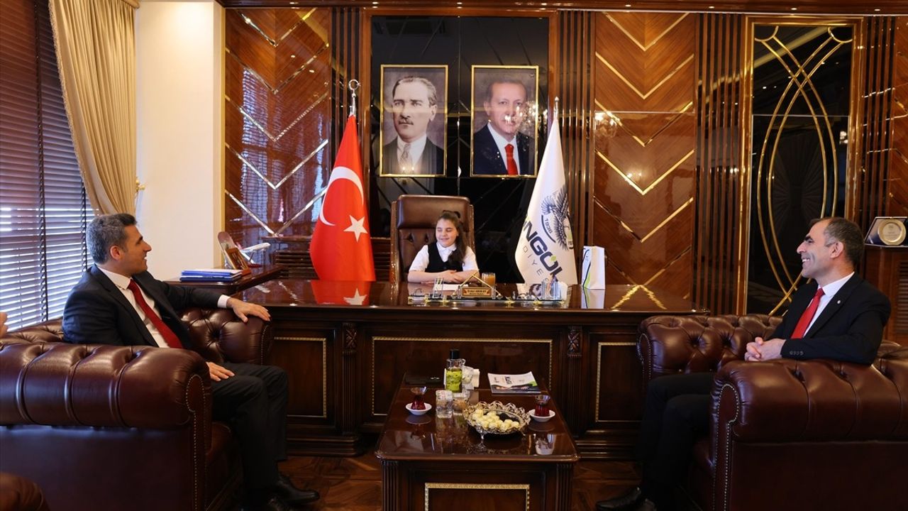 Bingöl'de 23 Nisan Coşkusu: Vali ve Başkan, Makam Koltuklarını Çocuklara Devretti