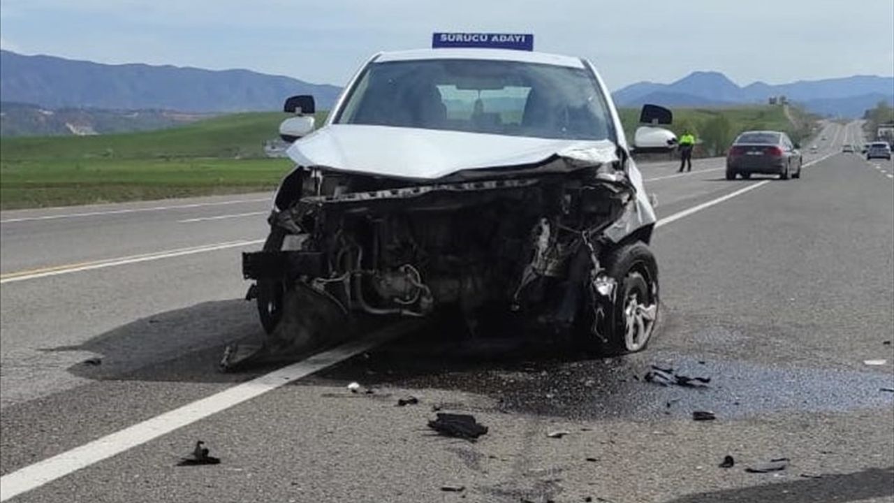 Bingöl'de Kaza: Otomobil Eğitim Aracına Çarpınca 2 Yaralı