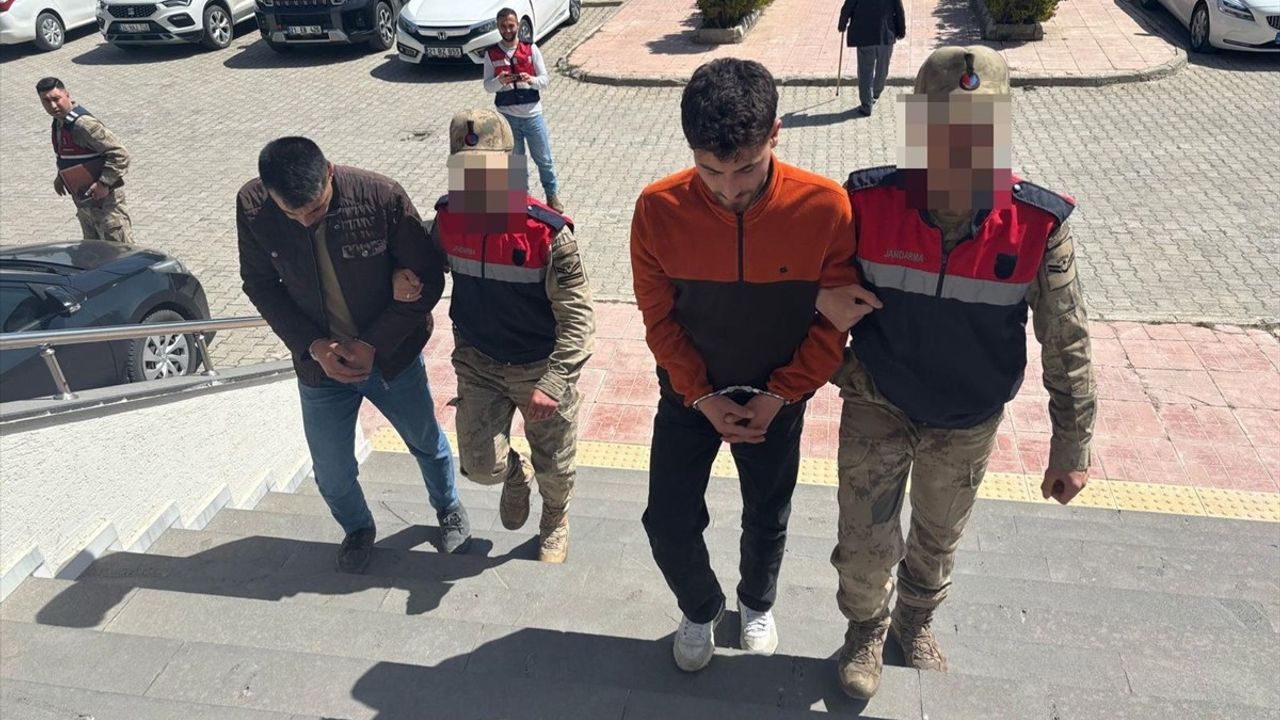 Bitlis'te 4 Şüpheli Göçmen Kaçakçılığı Nedeniyle Tutuklandı