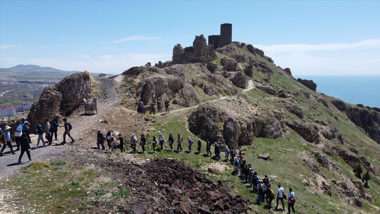 Bitlis'te Öğretmenler Doğa Yürüyüşü Düzenledi