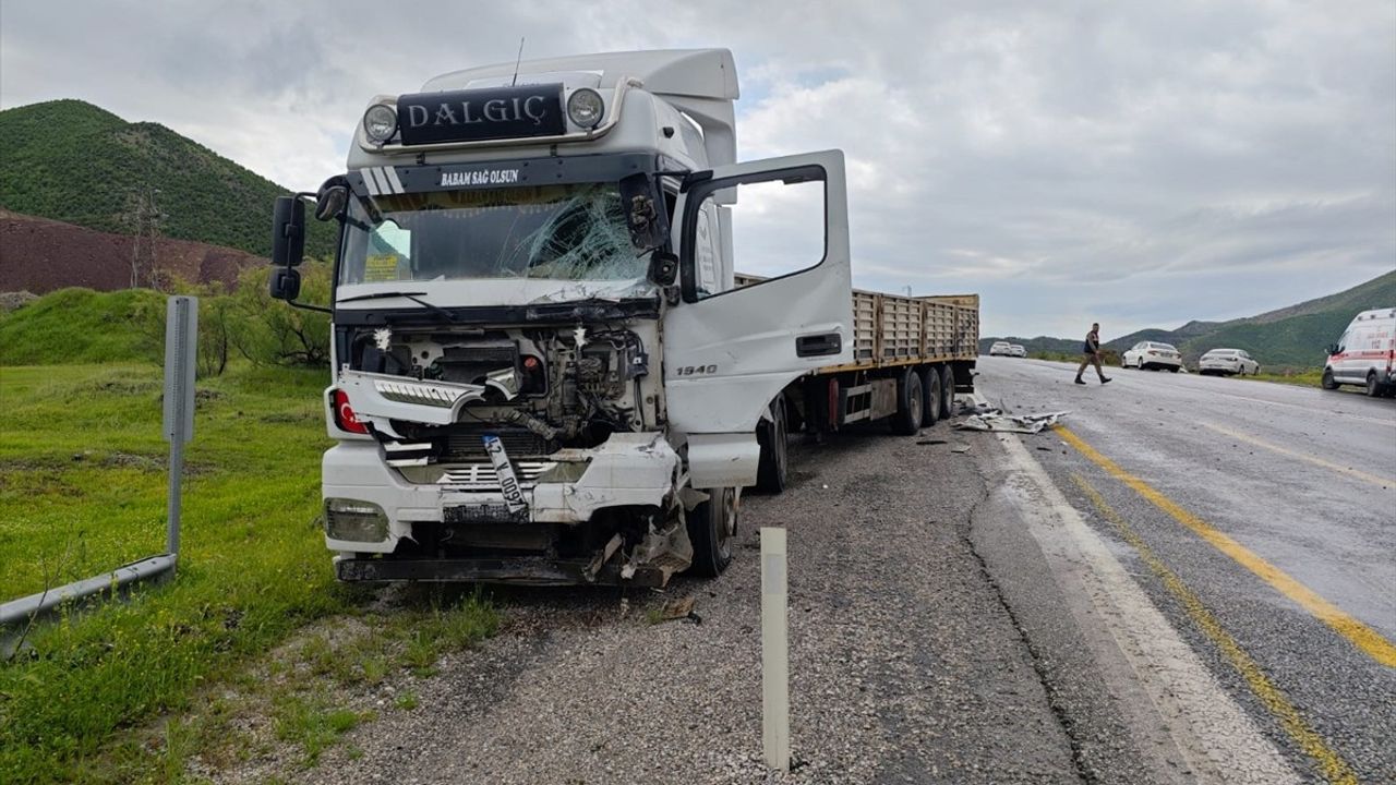 Bitlis'te Tır ve Minibüs Çarpışması: 1 Ölü, 2 Yaralı