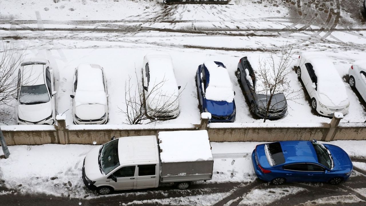 Bitlis ve Muş'ta Kar Yağışı 74 Köy Yolunu Kapattı