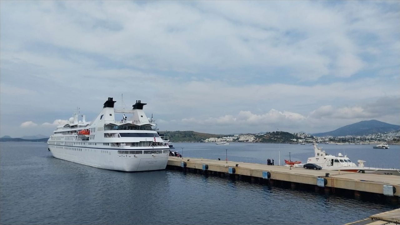Bodrum'a 286 Yolcu Kapasitesiyle 'Star Legend' Kruvaziyeri Demir Attı