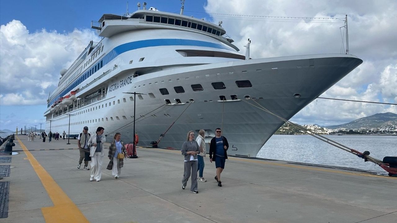 Bodrum'a Sezonun İlk Kruvaziyeri 'Astoria Grande' Geldi