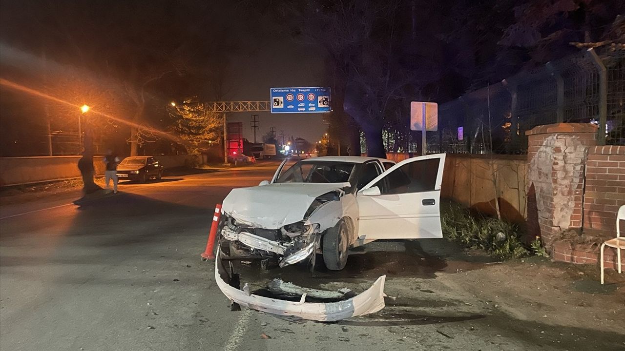 Bolu'da İstinad Duvarına Çarpan Otomobilin Sürücüsü Yaralandı