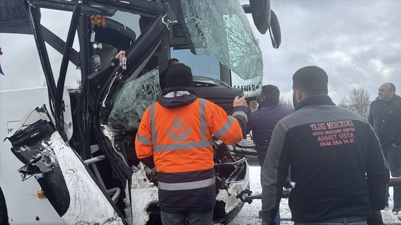 Bolu Dağı Geçişinde Zincirleme Kaza Sonrası Yol Açıldı