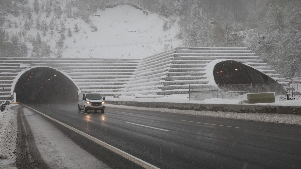 Bolu Dağı'nda Kar Yağışı: Ekipler Seferber Oldu