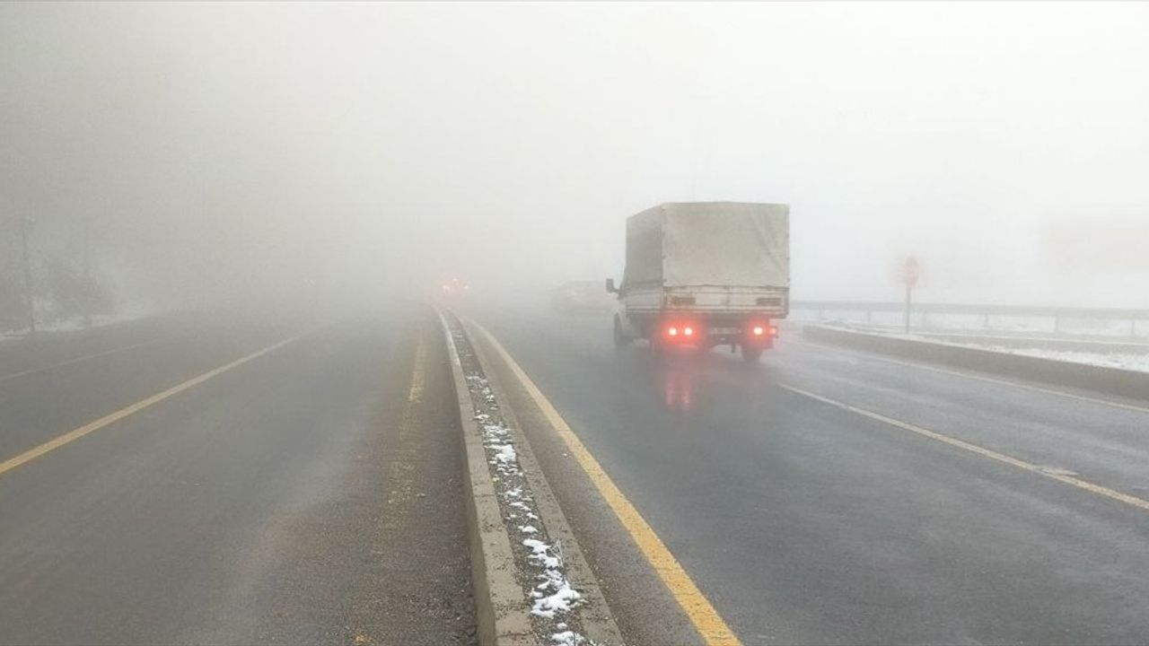 Bolu Dağı'nda Kar Yağışı ve Sis Ulaşımı Olumsuz Etkiliyor