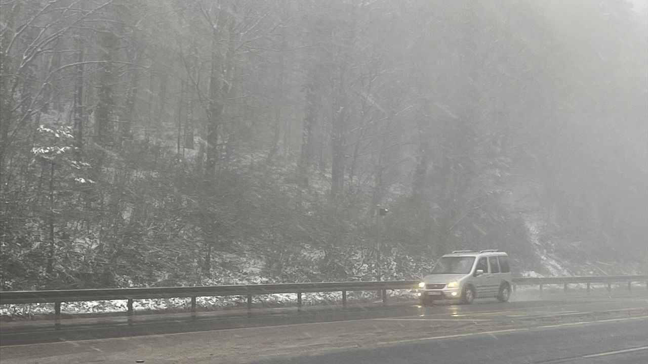 Bolu Dağı'nda Kar Yağışı ve Sis Ulaşımı Olumsuz Etkiliyor