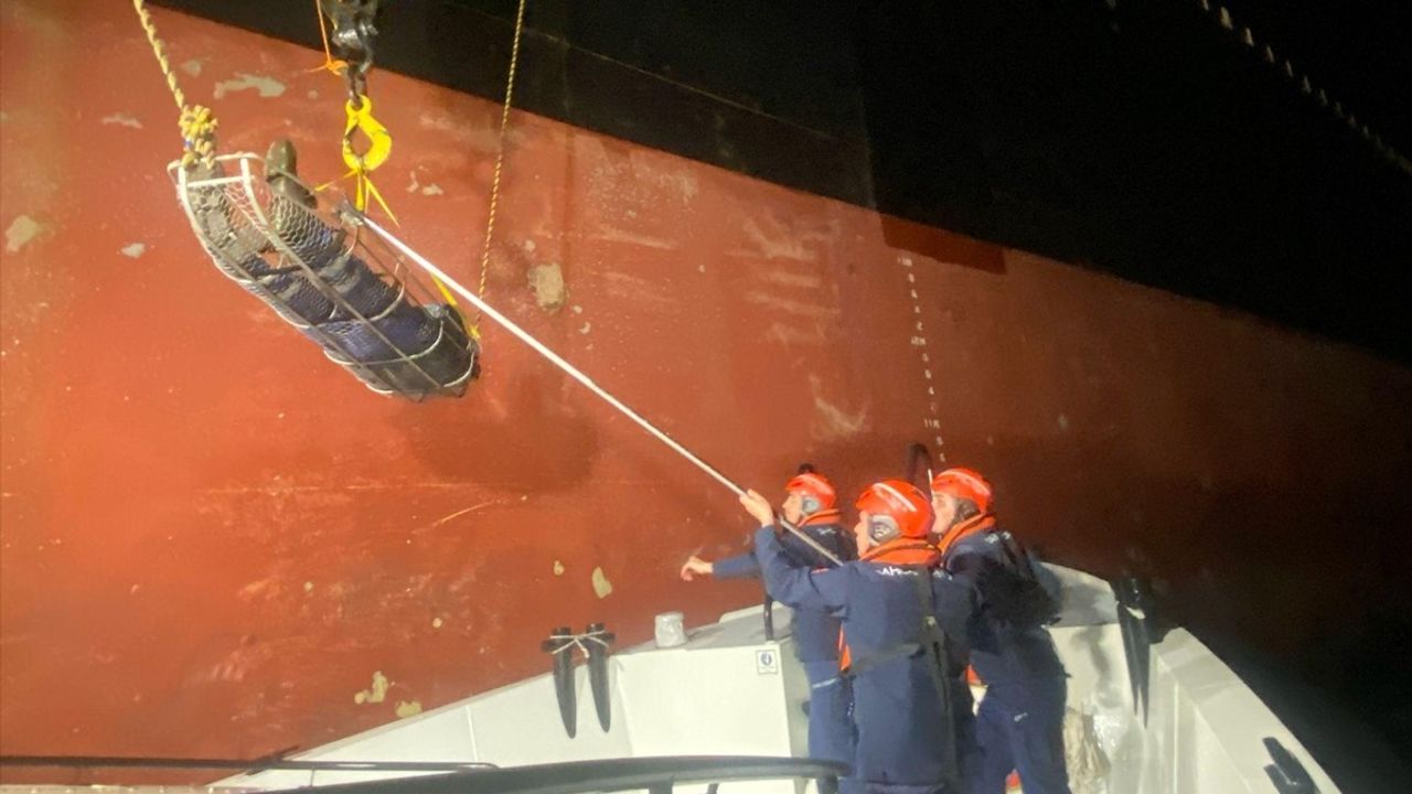 Bozcaada'da Gemide Yaralanan Personel Hızla Tahliye Edildi