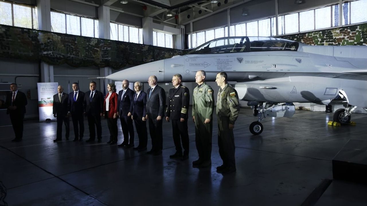 Bulgaristan, ABD'den Sipariş Ettiği İlk F-16 Uçağını Karşıladı