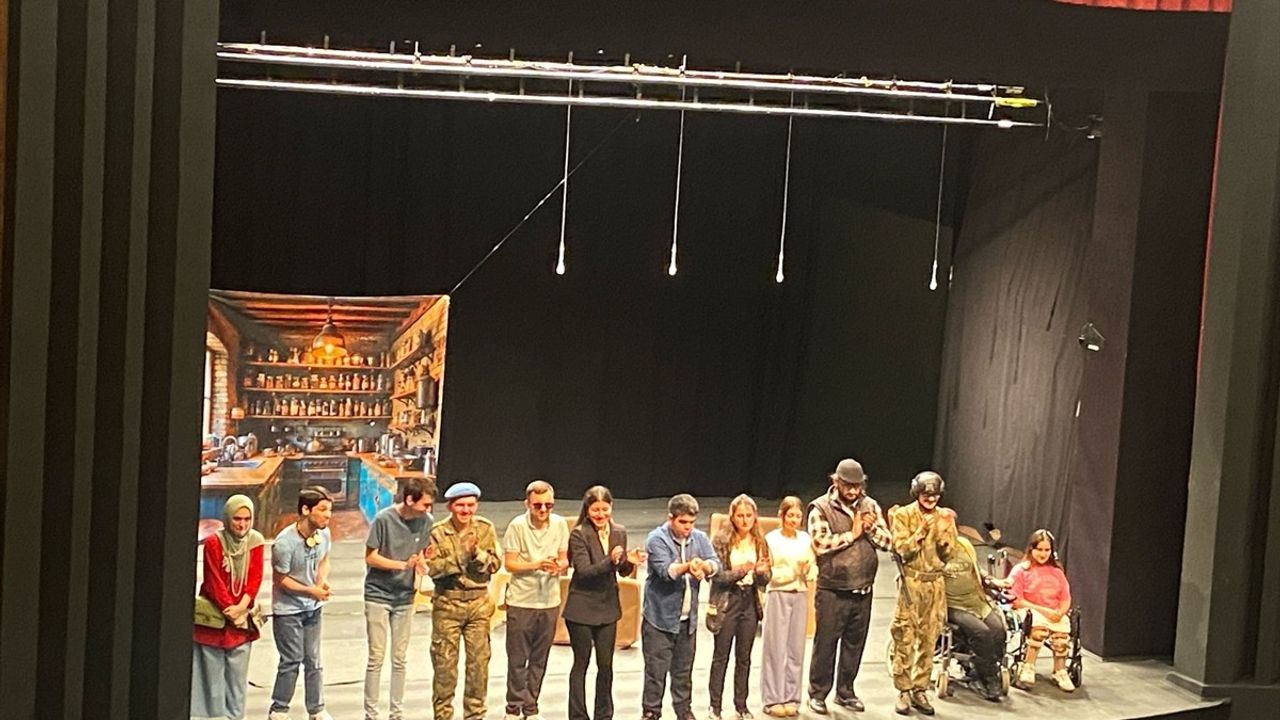 Bursa'da 'Bavulun Laneti' Oyunu Tiyatromeseverlerle Buluştu