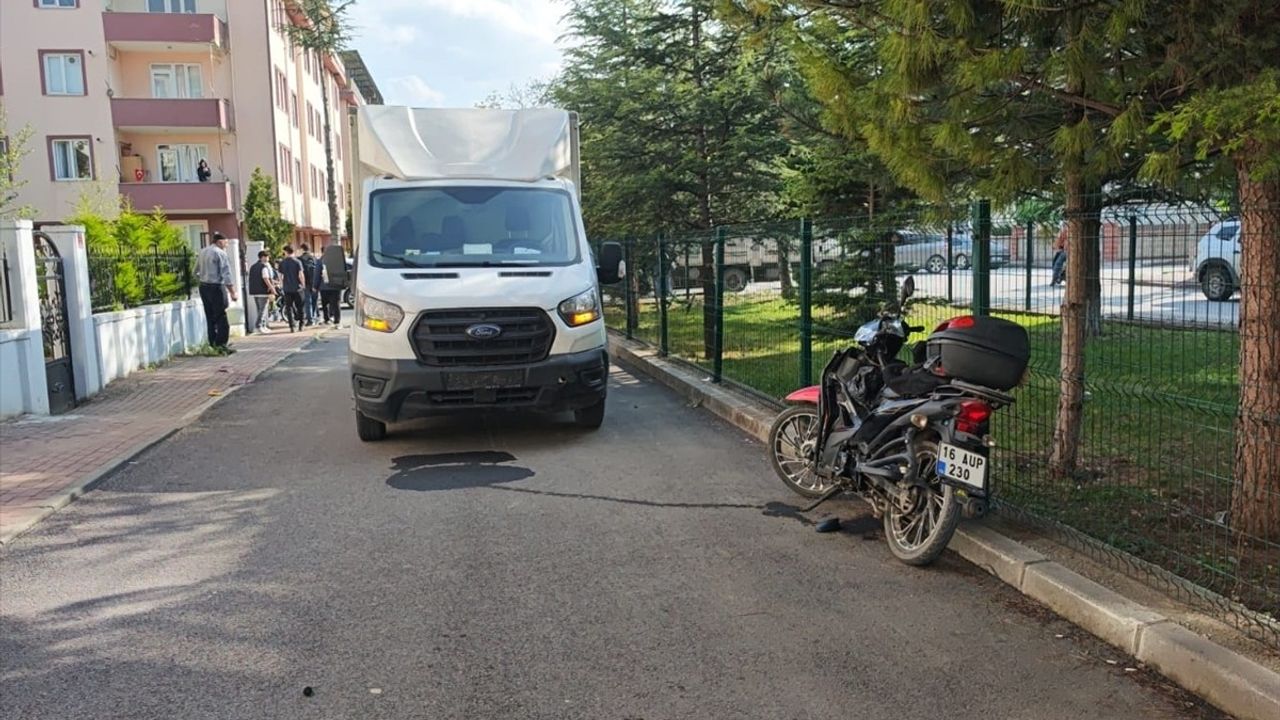 Bursa'da Motosiklet-Kamyonet Çarpışması: Sürücü Ağır Yaralı