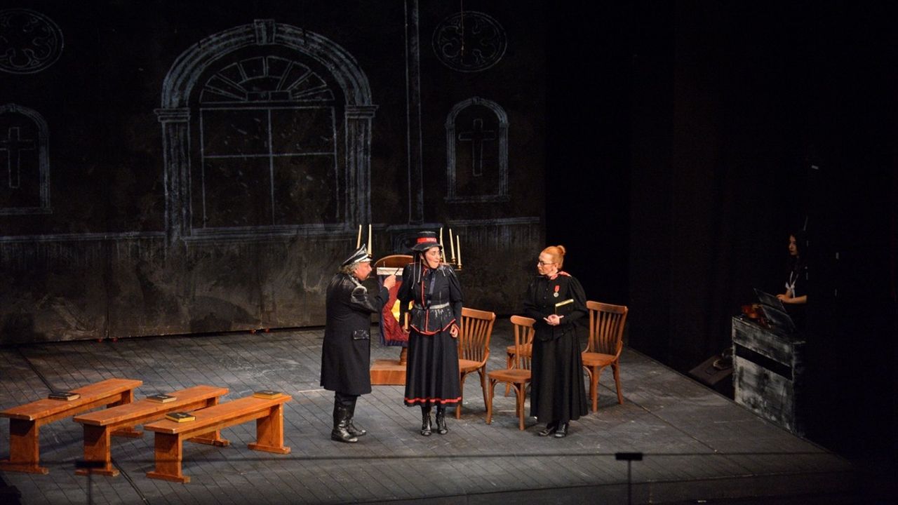 Bursa'da 'Mutlu Son' Oyunu Büyüledi