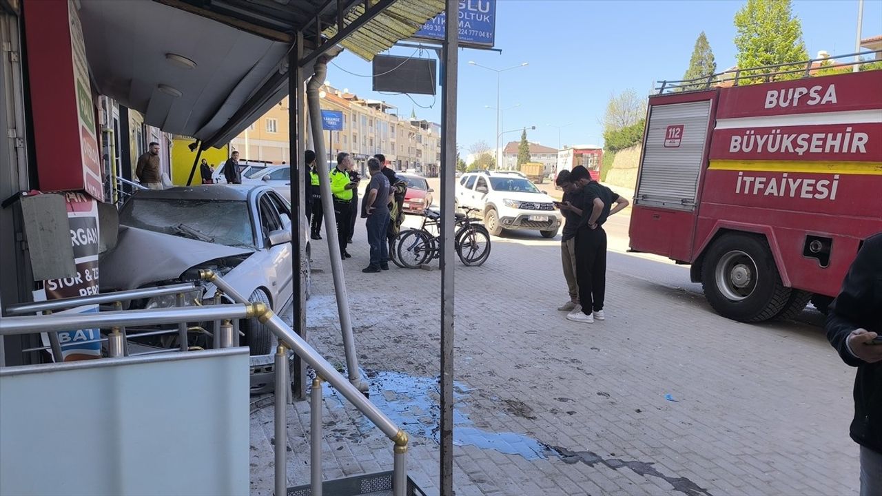 Bursa'da Otomobil Duvara Çarptı: Sürücü Yaralandı