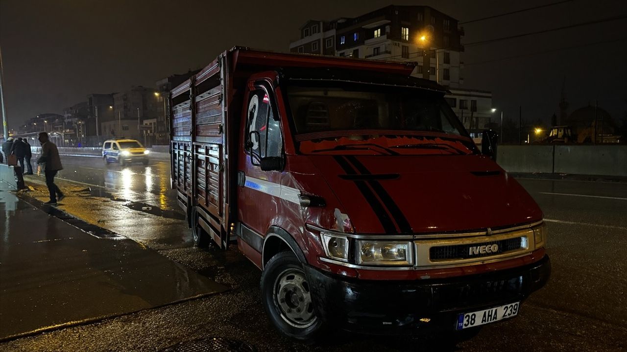 Bursa'da Polis Memuruna Kamyonet Çarpıp Yaraladı