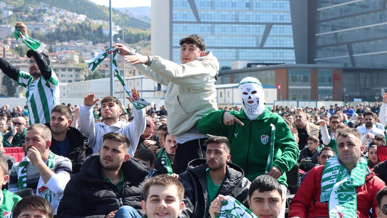 Bursaspor Şampiyonluğu Kutluyor: Başkan Çelik ve Vekillerden Övgüler