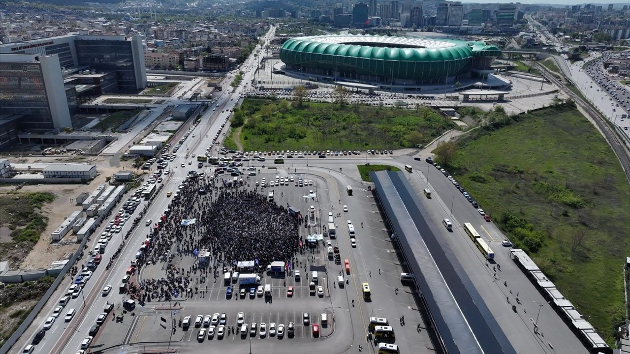 Bursaspor Şampiyonluğu Kutluyor: Taraftarlar Coşkuyla Bir Araya Geldi