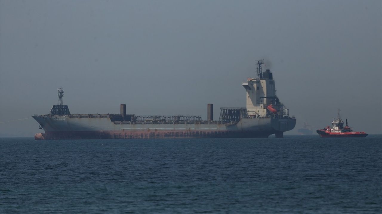 Çanakkale Boğazı'nda Arızalanan Gemi Güvenli Bölgeye Alındı