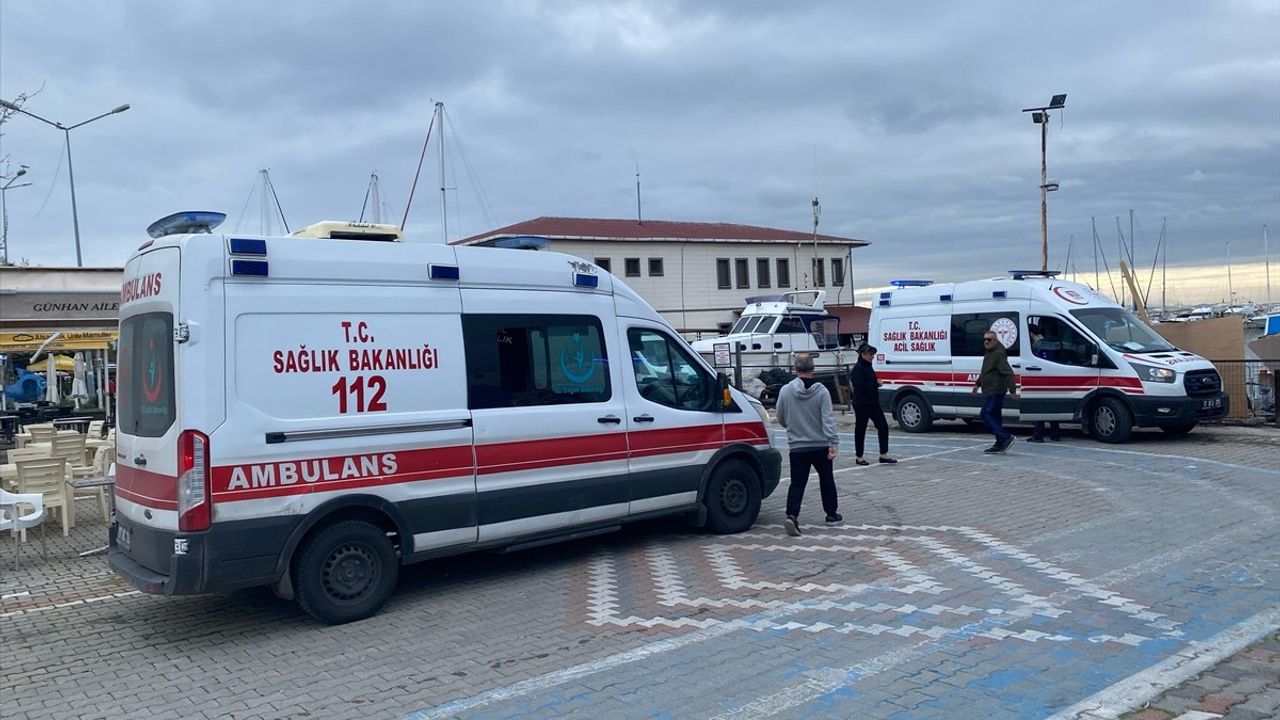 Çanakkale'de Düzensiz Göçmenleri Taşıyan Bot Battı: 5 Ölü, 25 Kurtarıldı