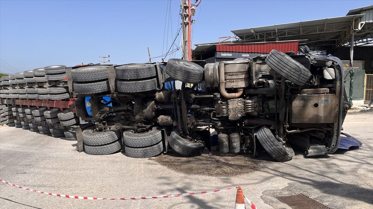 Çanakkale'de Rüzgar Türbini Pervanesi Taşıyan Tır Devrildi