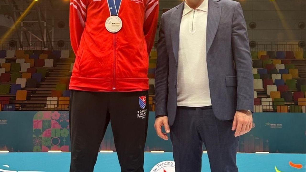 Candeniz Berrak, Dünya Eskrim Şampiyonası'nda Gümüş Madalya Kazandı