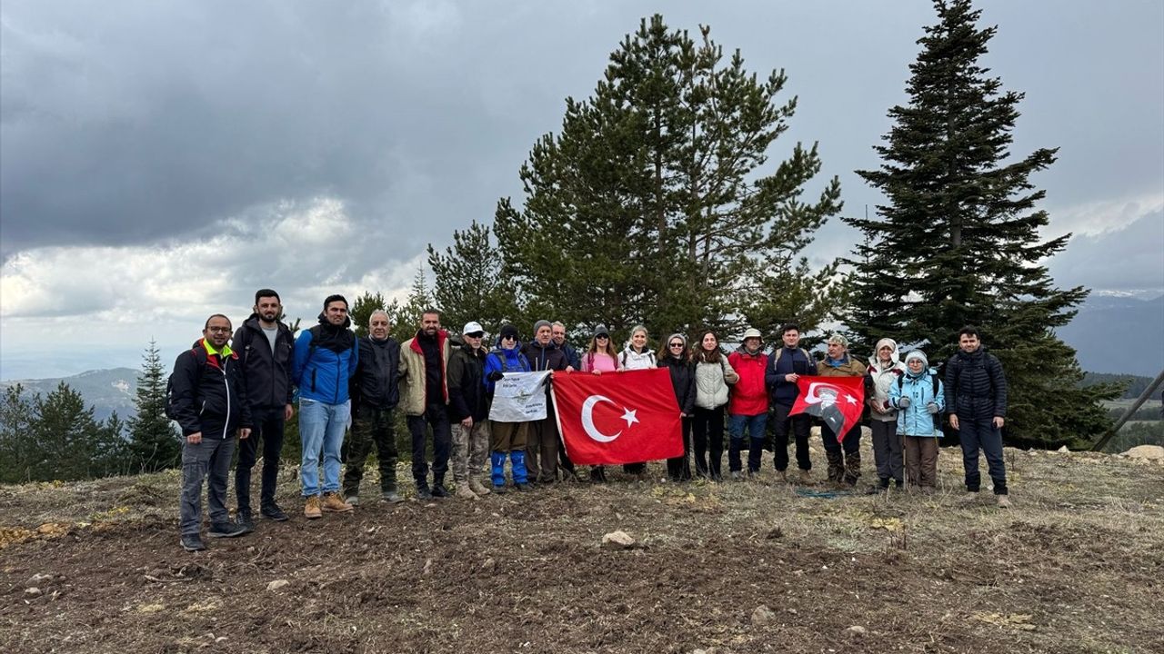 Çankırı'da Dağcılar 23 Nisan'ı Yıldıztepe Zirvesinde Kutladı
