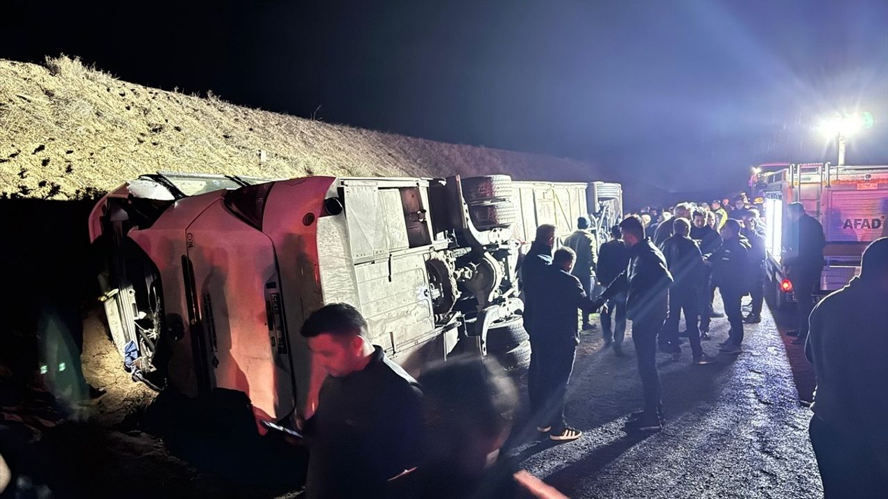 Çankırı'da İşçi Servisi Devrildi: 23 Yaralı